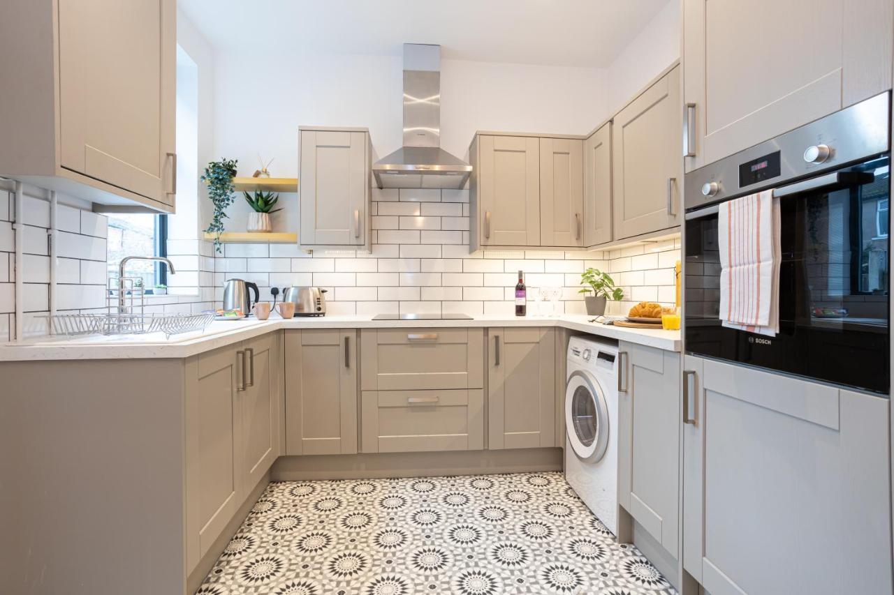 Stunning Scandi 3 Bed House In Manchester-Parking Villa Exterior photo